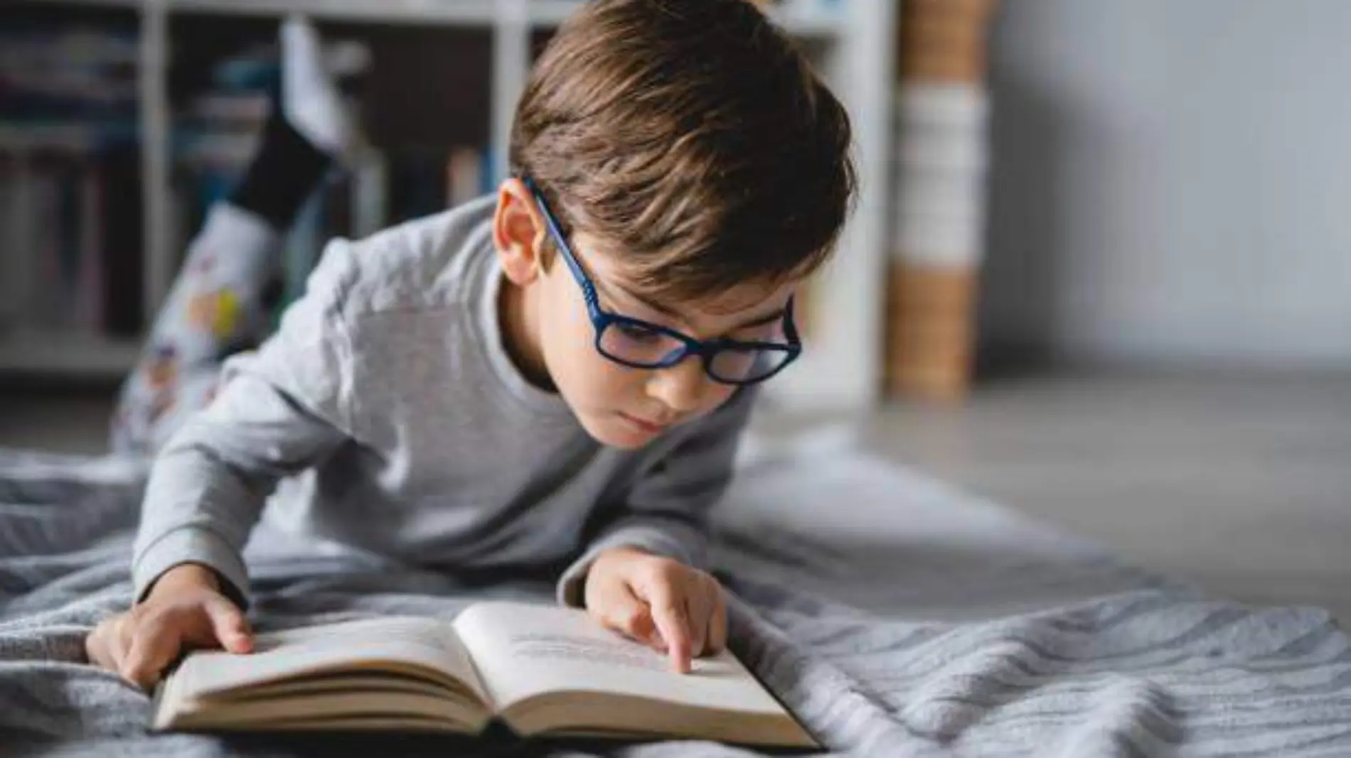 niño leyendo 